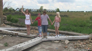 Парни ебут молодых русских шлюх на улице